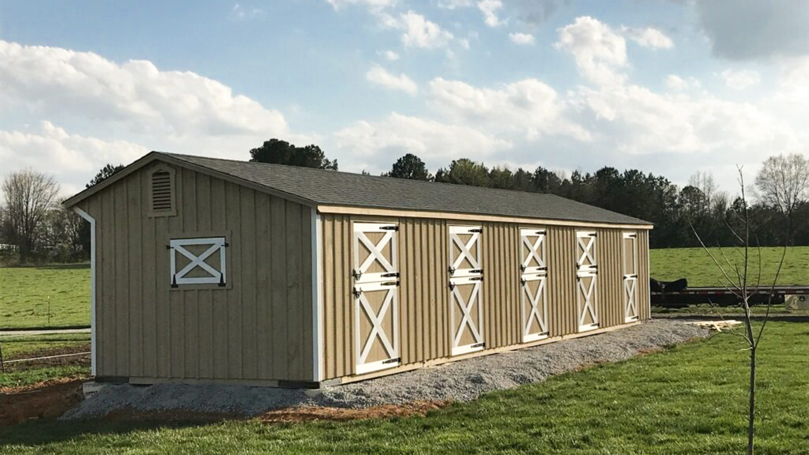 exterior of shed row modular horse barn for sale in anderson SC