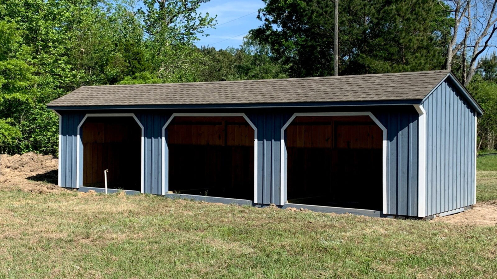A Run-In horse barn style on the field.